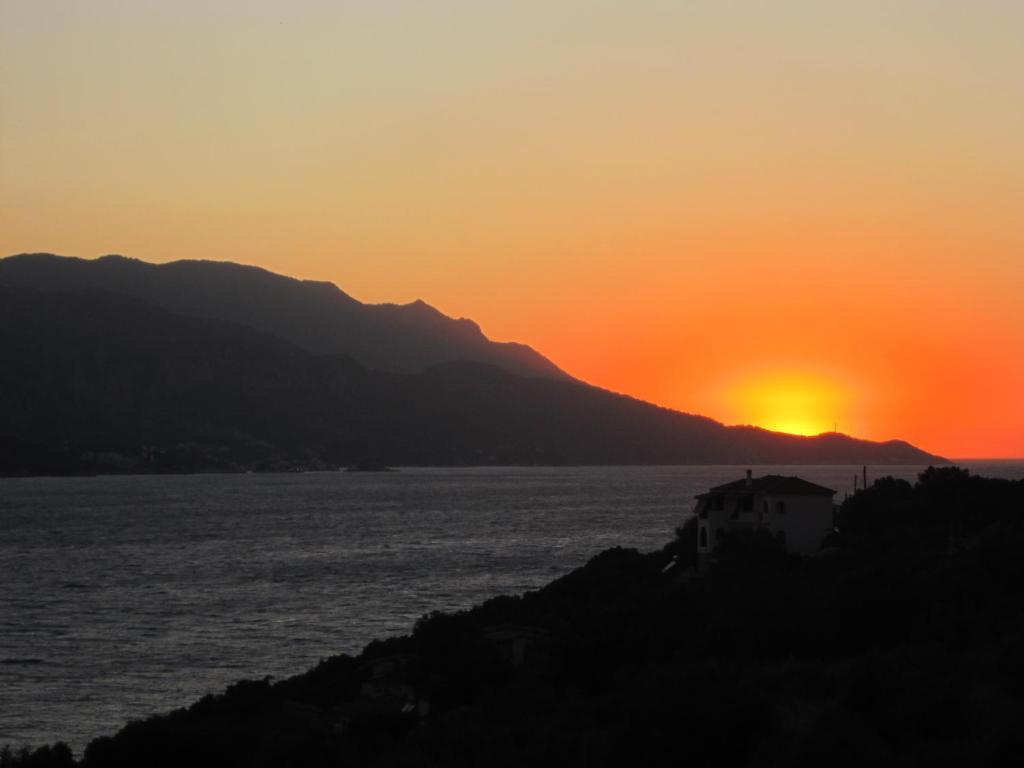 Scorpios Hotel & Suites Samos Town Exterior photo